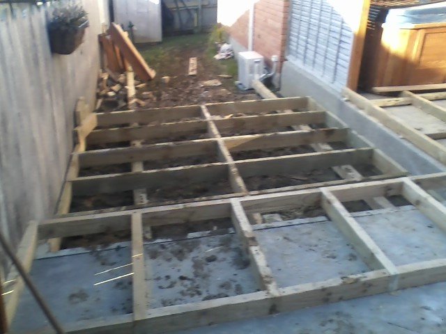 Level deck framing and joists in a side yard